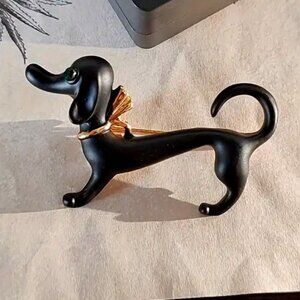 🌺 🌺 🌺 Charming Dachshund Brooch Pin with Green Eyes & Golden Bow